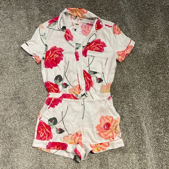 ✨BRAND NEW✨ Victoria’s Secret Floral Romper Size XS - Picture 1 of 4